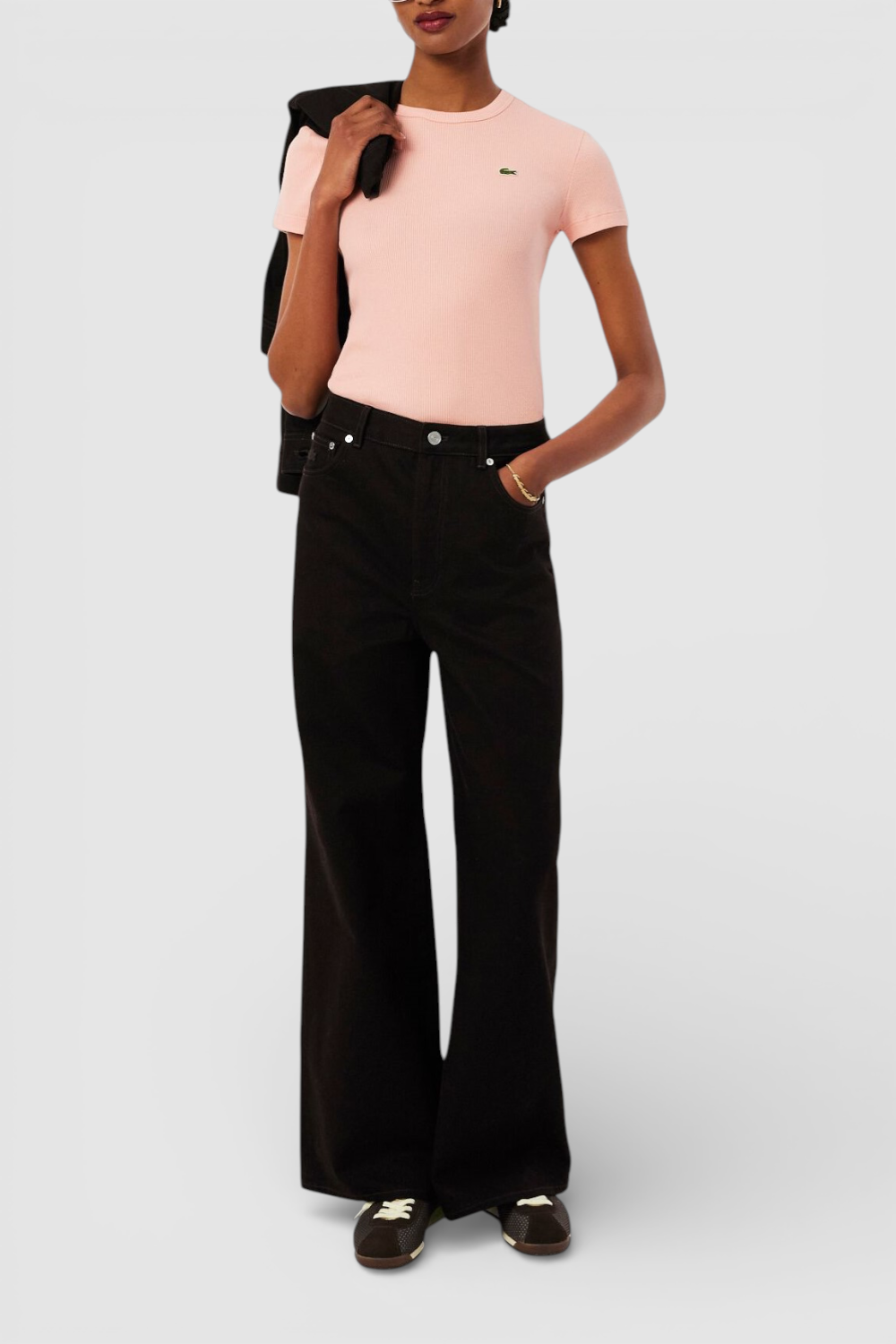 תמונת כל הלוק של חולצת טי